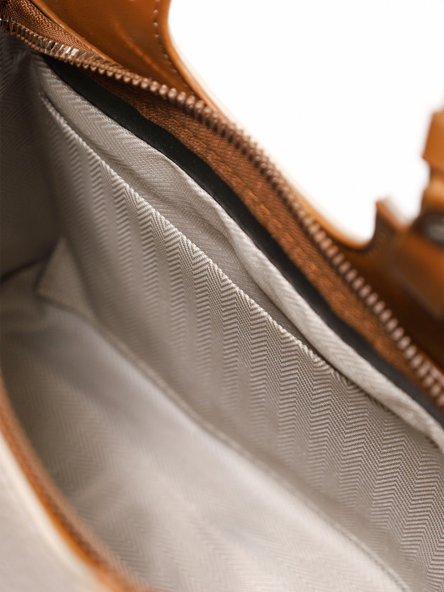 Сумка-тоут маленькая с декоративными ремешками в ассортименте